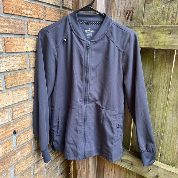 Beyond Scrubs Women's Charcoal Utility Jacket - Picture 1 of 3